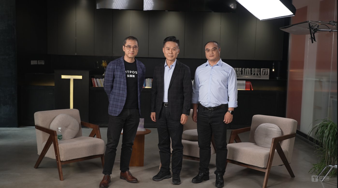 钛媒体的联合创始人联席CEO刘湘明（左一）、IBM大中华区董事长兼总经理陈旭东（中）、中顺洁柔CIO杨森林（右一）