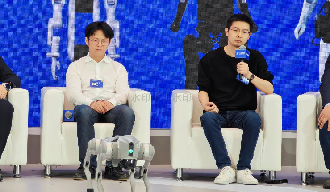 左侧是银河通用联合创始人、CTO王鹤；右侧是宇树科技创始人、CEO王兴兴